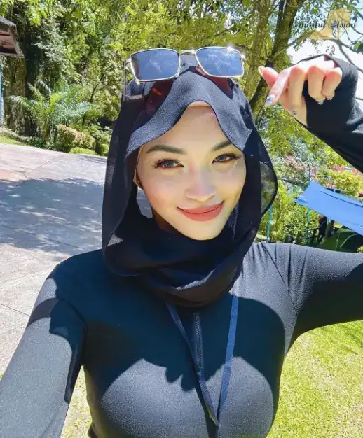 beautiful Malaysian woman pic