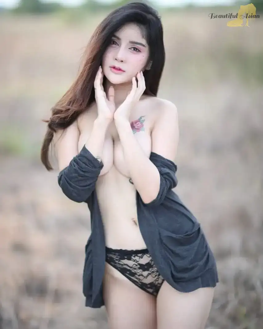bewitching Thai girl