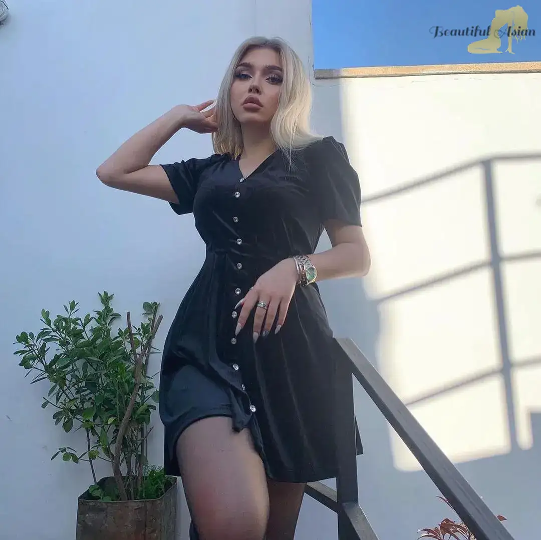 elegant Azerbaijani hottie photo