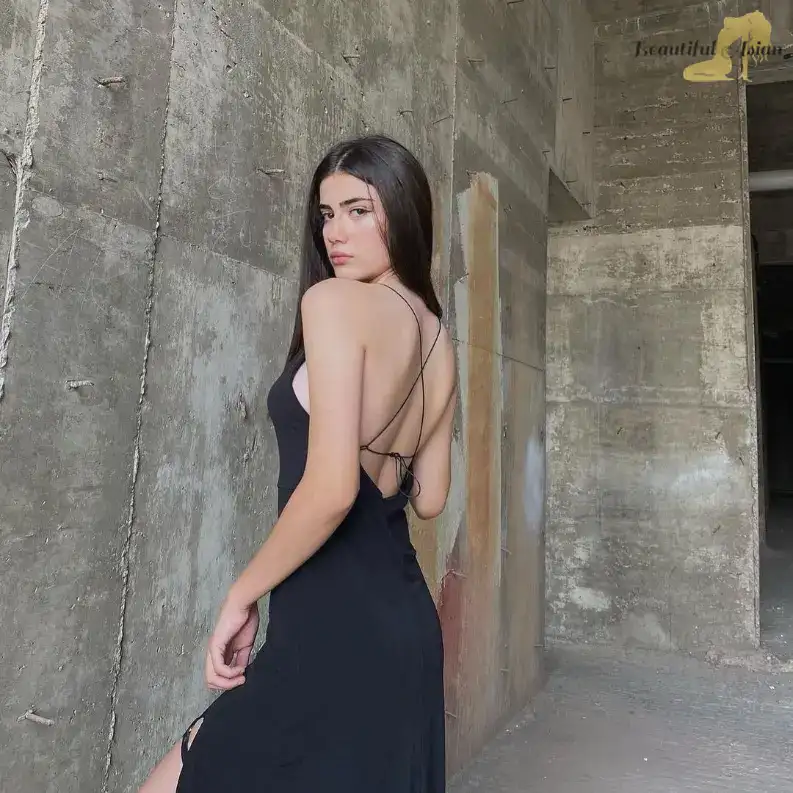 elegant Azerbaijani woman pic
