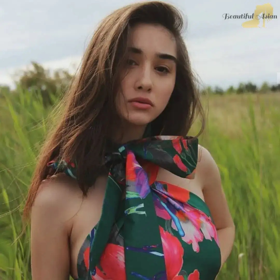 elegant Azerbaijani women image