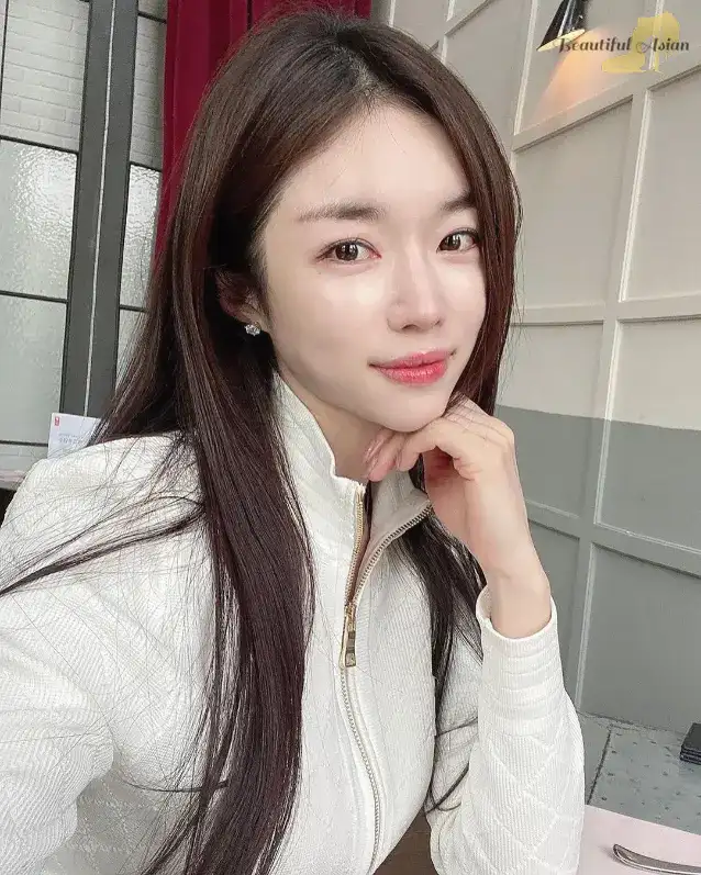 elegant Korean lady image