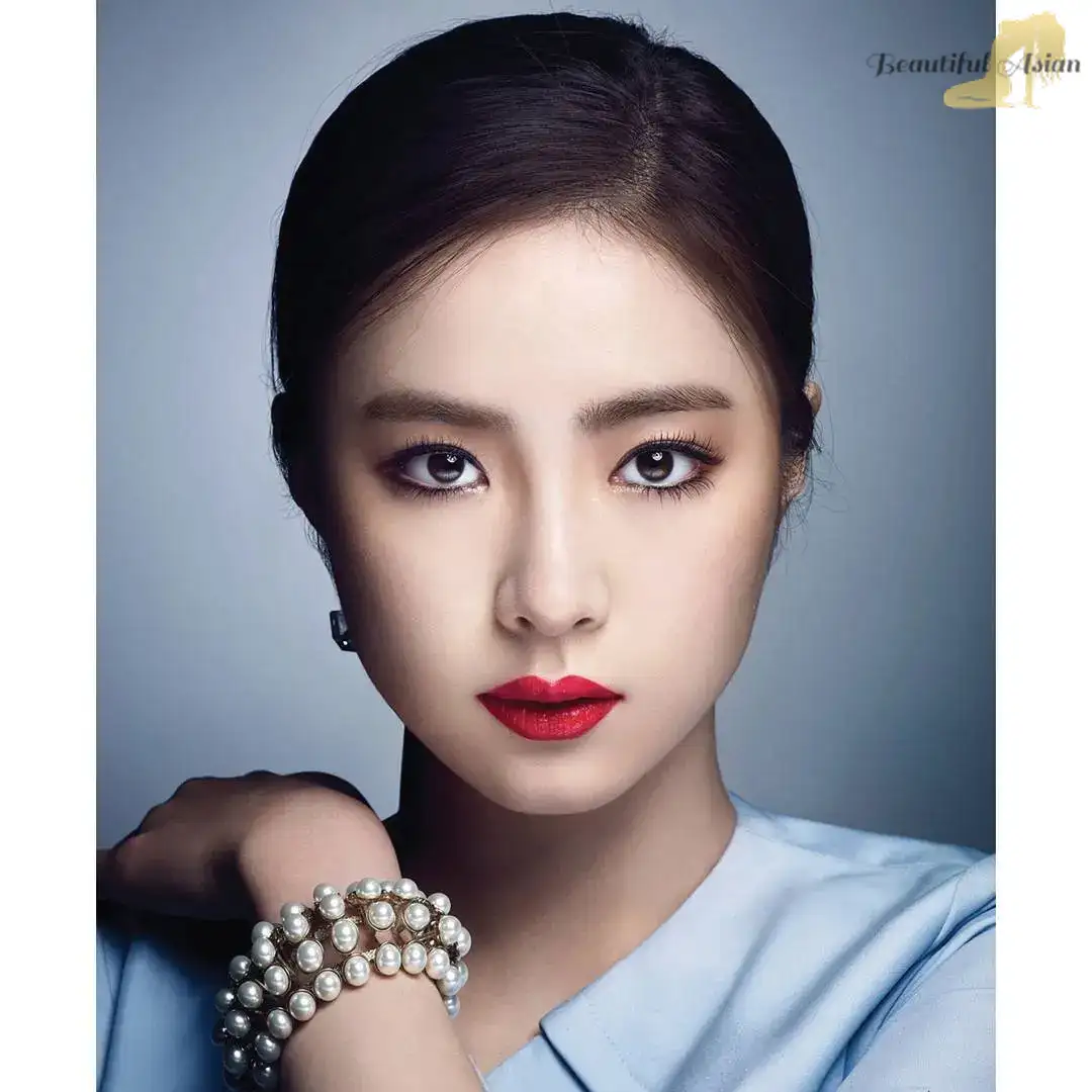 glamorous Korean woman photo