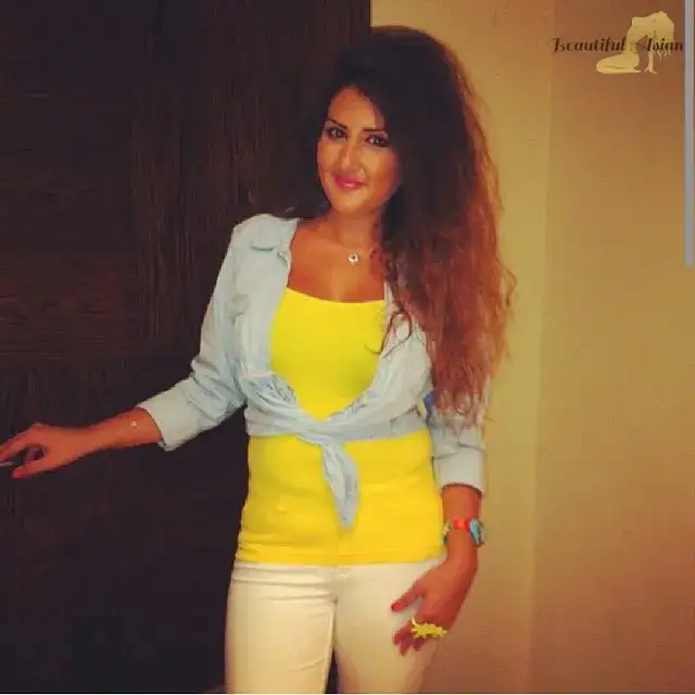 gorgeous Syrian chicks pic