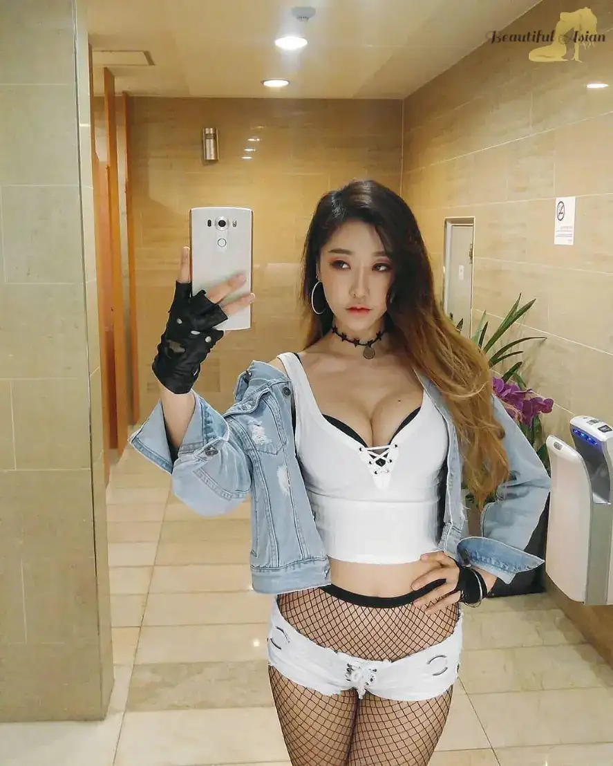 hot Korean model pic