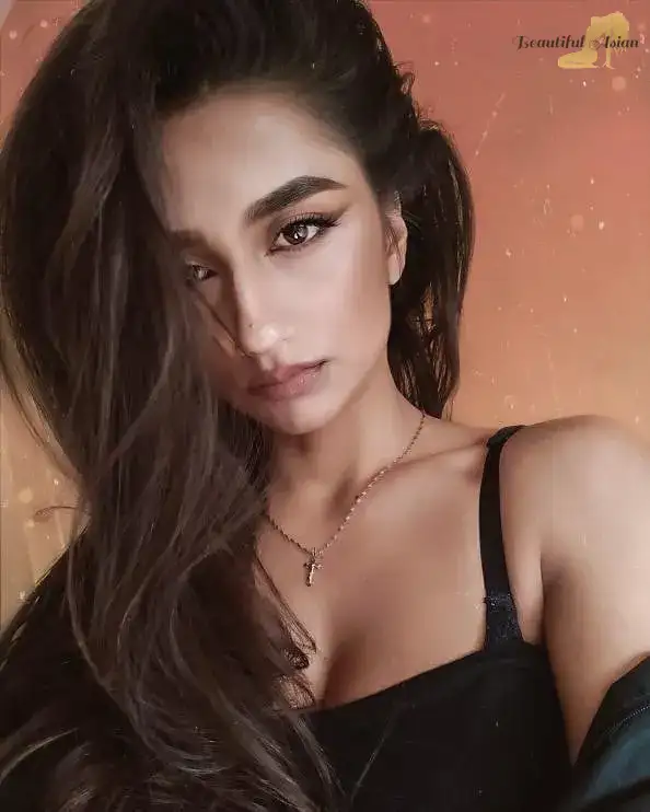 sexy Armenian woman pic