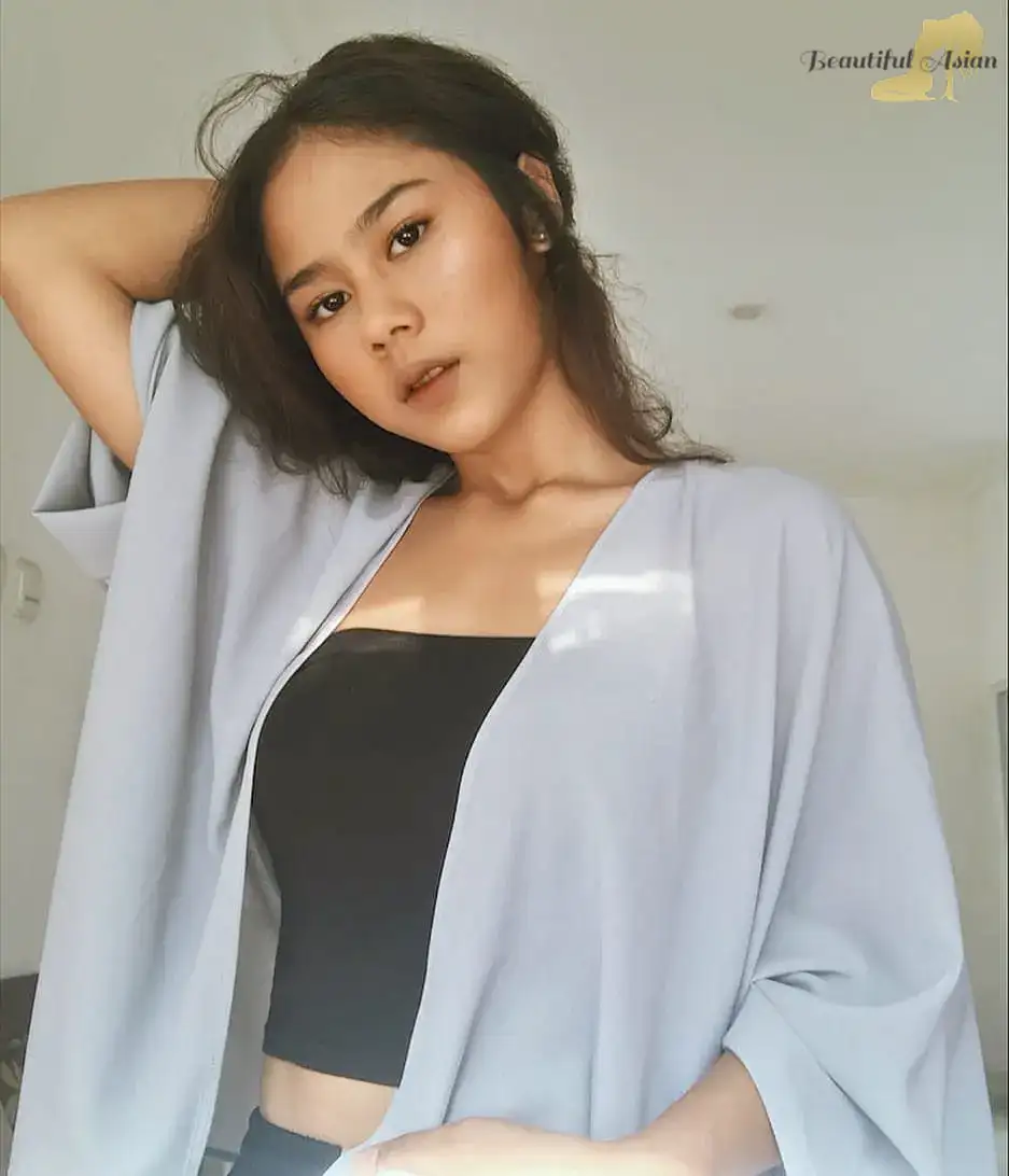 sexy Indonesian lady