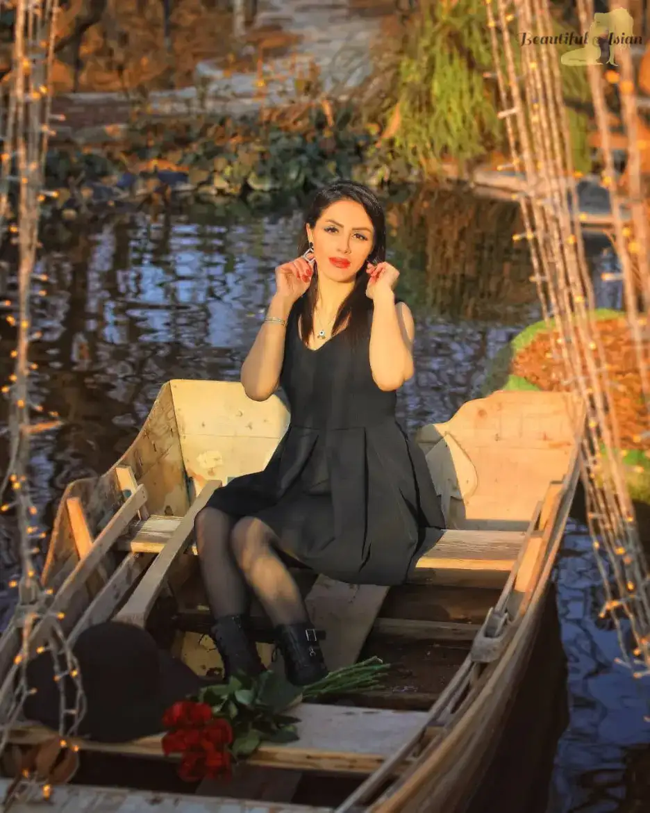 sexy Iranian babe image